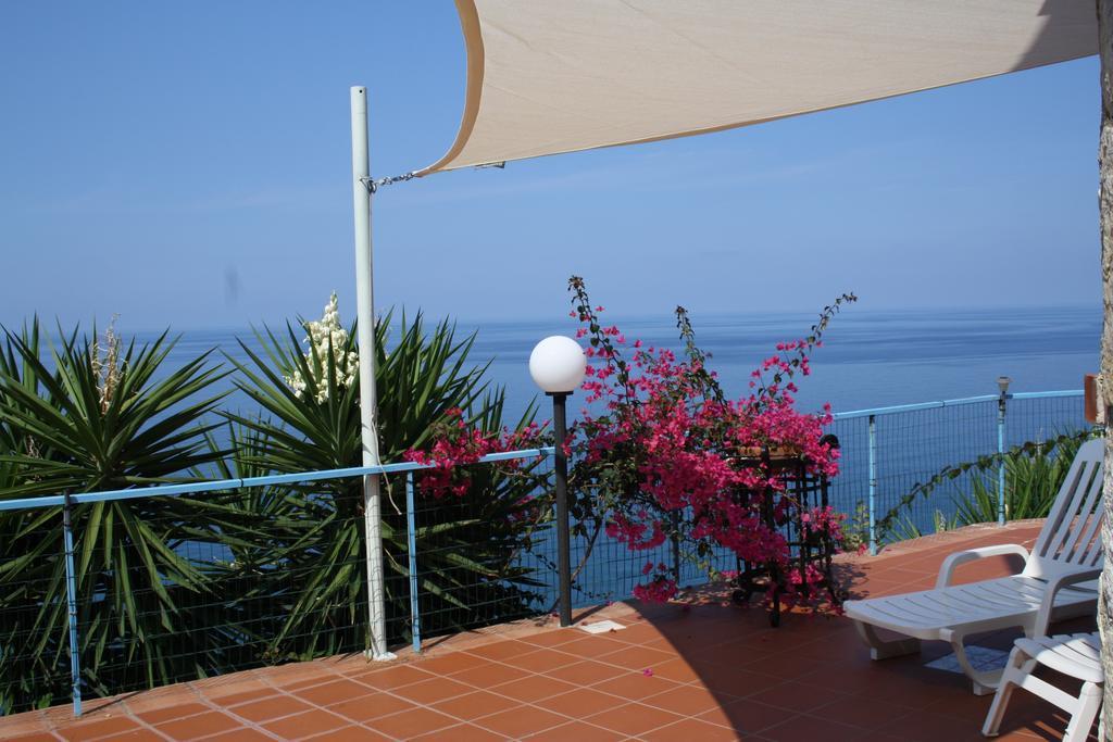 קסטל די טוסה Camere & Case Vacanze Lo Scoglio מראה חיצוני תמונה