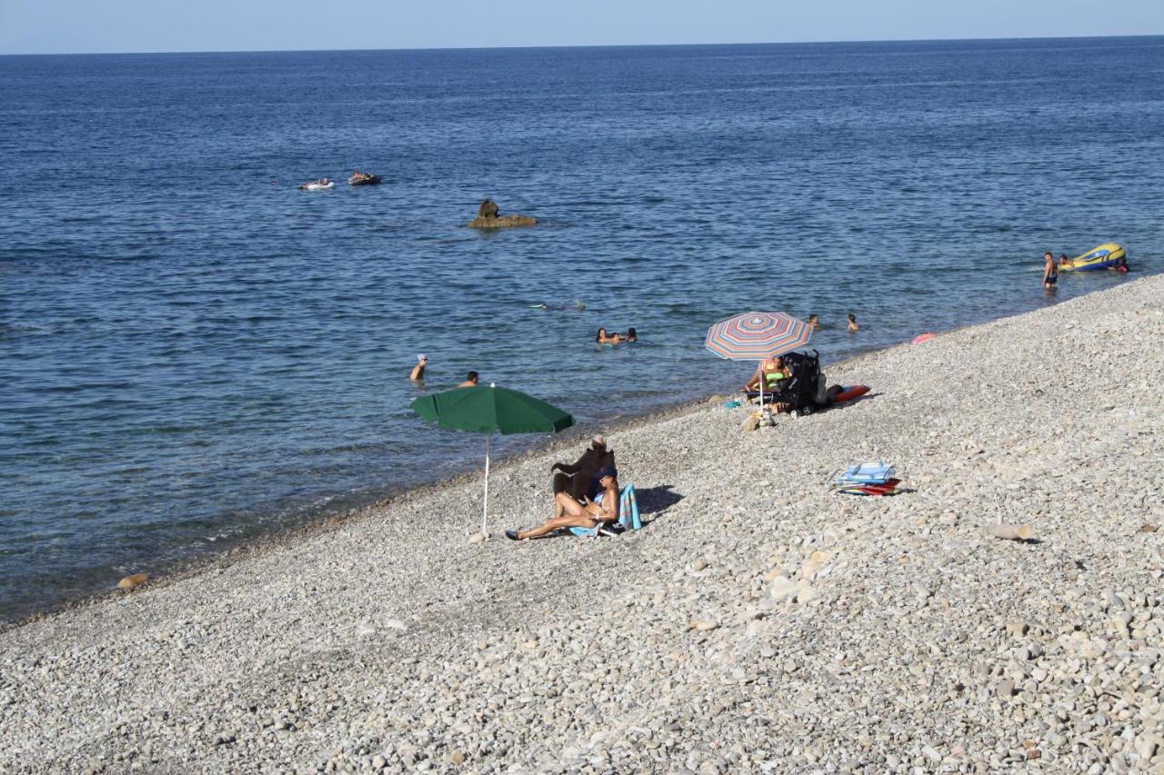 קסטל די טוסה Camere & Case Vacanze Lo Scoglio מראה חיצוני תמונה